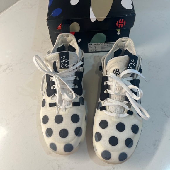 Athletic_Shoes